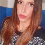 Salve, piacere sono Alessia, studio dalla terza media la lingua spagnola con ottimi voti (9/10), ho completato la scuola superiore diplomandomi all'istituto tecnico Enrico de Nicola in Turismo, studiando così tre lingue (spagnolo, francese, inglese), voto